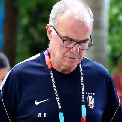 Bielsa explica por que abaixa a cabeça em fotos oficiais: não é modelo