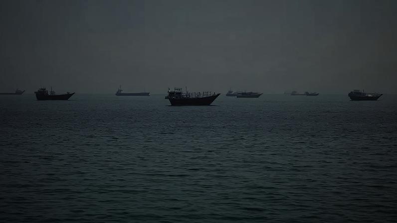 Navios ancorados no Estreito de Ormuz, vistos de Musandam, Omã, em 11 de junho de 2026.