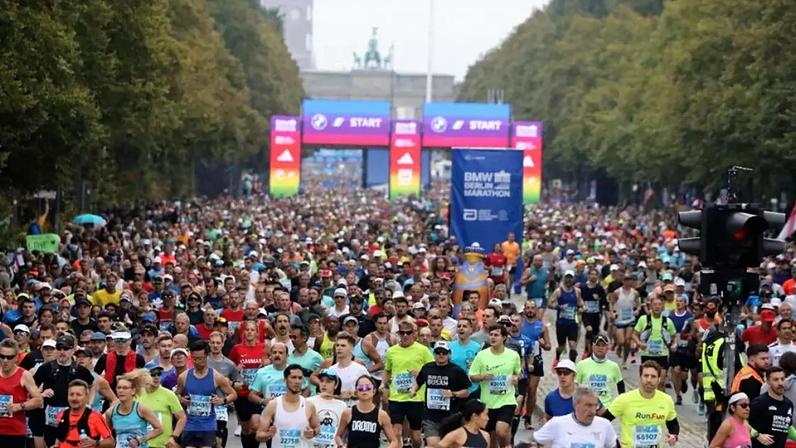 Largada da Maratona de Berlim é embalada por “Sirius”, de The Alan Parsons Project, trilha já tradicional da prova alemã (Foto: Fernanda Paradizo)
