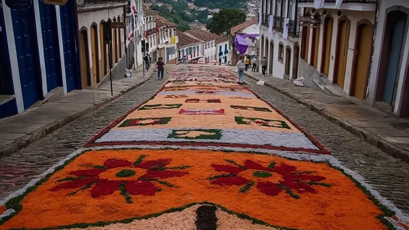 Ouro Preto foi uma das primeiras cidades do Brasil a iniciar a tradição das ruas enfeitadas para o Corpus Christi