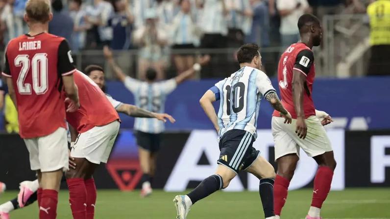 Lionel Messi celebra gol que deu o recorde histórico de gols em Copas –