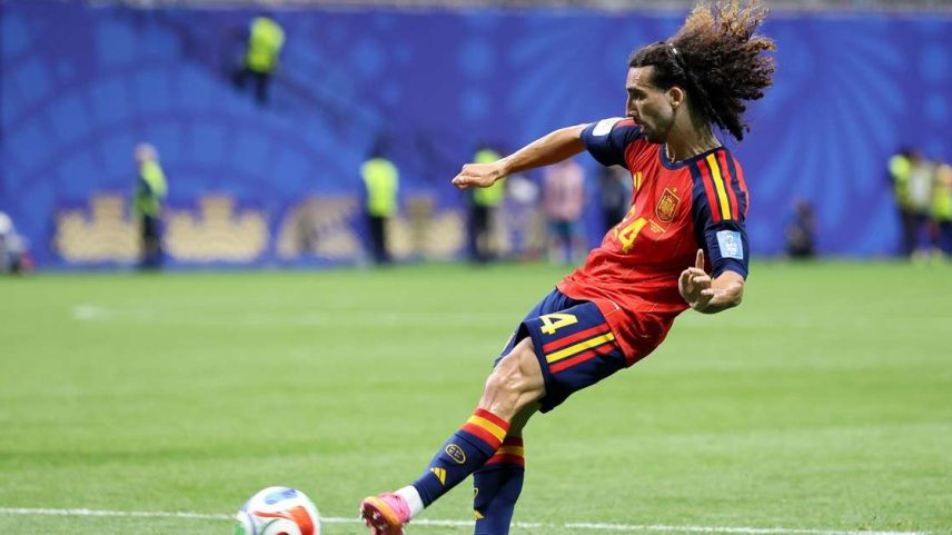 Marc Cucurella, lateral da Espanha, em partida contra a Arábia Saudita pelo grupo H da Copa do Mundo