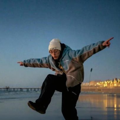 Privação e resiliência de jovens na costa capturadas por Polly Braden