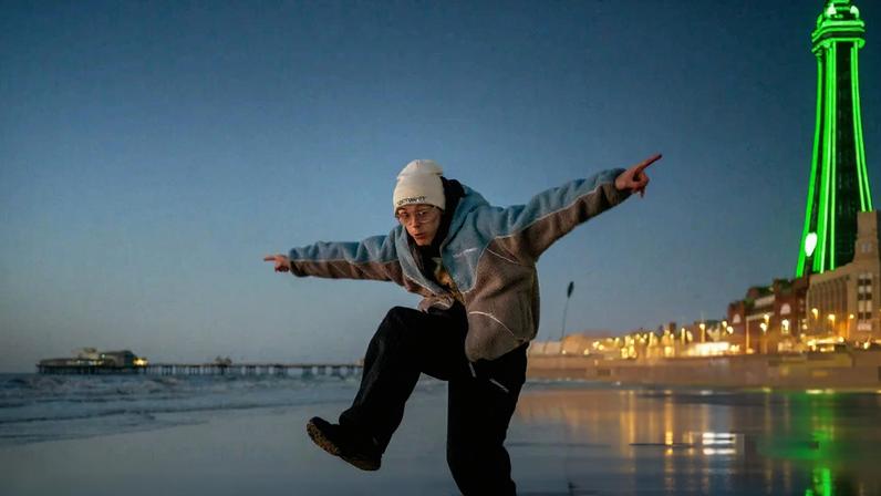 Privação e resiliência de jovens na costa capturadas por Polly Braden