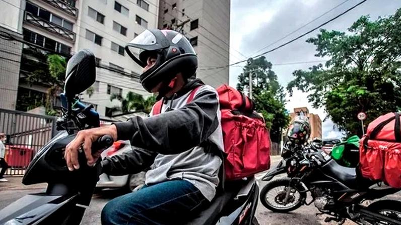 Entregadores de app — Foto: Maria Isabel Oliveira / O Globo/Agência O Globo