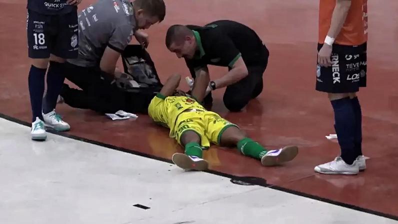 Lâmpada cai na cabeça de jogador da Chapecoense durante partida