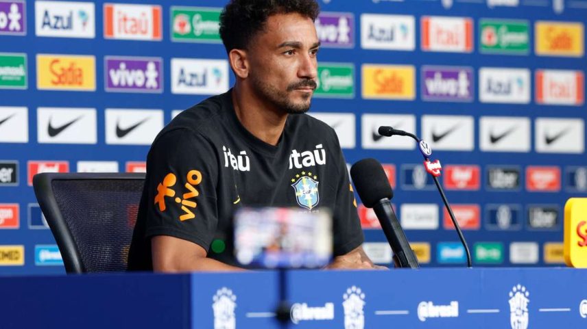 Danilo durante entrevista coletiva da Seleção Brasileira