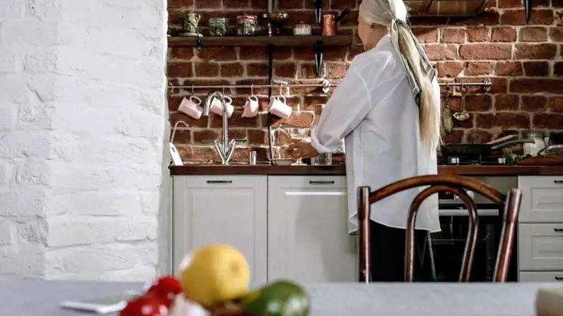 Mulher idosa com cabelos brancos na cozinha