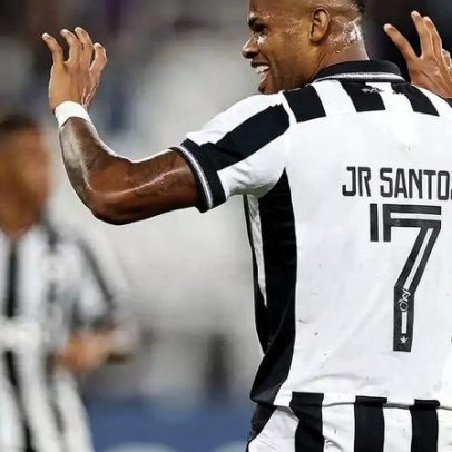 Júnior Santos retorna de férias e se apresenta ao Botafogo