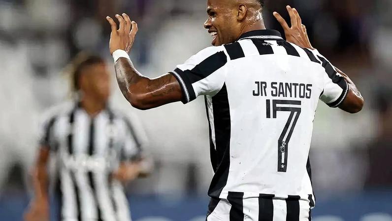 Junior Santos quer recuperar o espaço e voltar à velha forma –