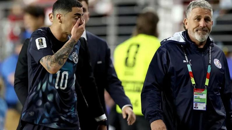 Momento em que Miguel Almiron, do Paraguai, tampa a boca para falar algo durante partida contra a Turquia, pela segunda rodada do grupo D da Copa do Mundo de 2026 -