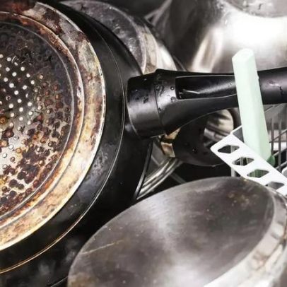 Técnica simples para limpar panela queimada com um único item de despensa
