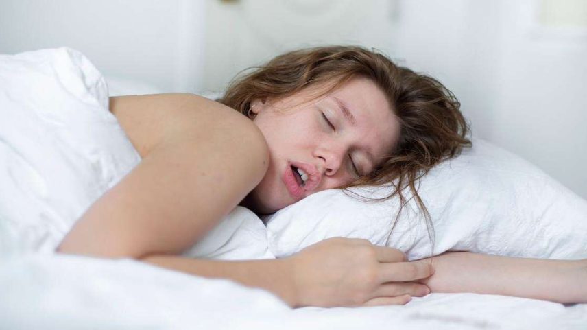 Veja como sua posição ao dormir pode estar te causando dor