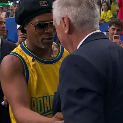 Ronaldinho abraça Ancelotti e jogadores antes de Brasil x Escócia