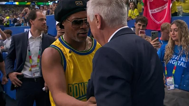 Ronaldinho cumprimenta Ancelotti antes de Brasil x Escócia –