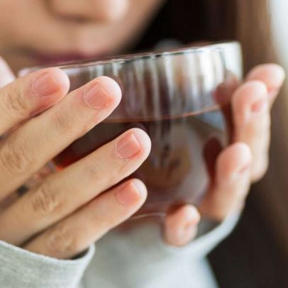 Chá certo para aliviar o corpo após exageros na comida ou no álcool