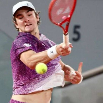 João Fonseca enfrenta Jakub Mensik pela vaga na semifinal de Roland Garros, ao vivo