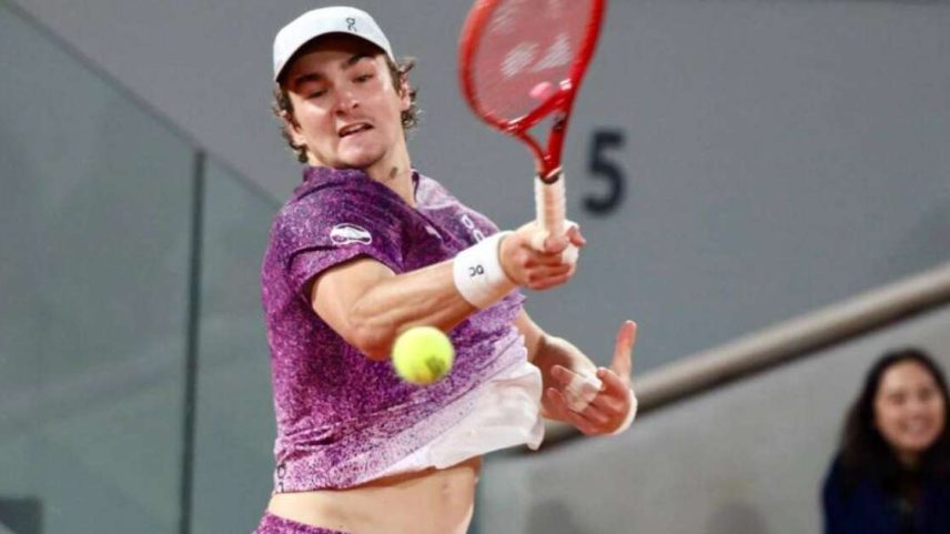 João Fonseca enfrenta Jakub Mensik pela vaga na semifinal de Roland Garros, ao vivo
