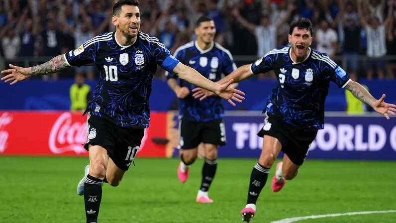 Messi marcou um lindo gol de falta —