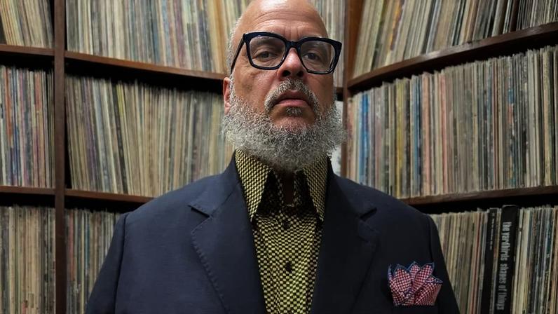 Ed Motta ironiza polêmica sobre episódio em restaurante durante show