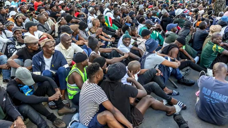 Manifestação contra a imigração clandestinha em Durban, na África do Sul, reuniu milhares de pessoas no dia 6 de maio de 2026.