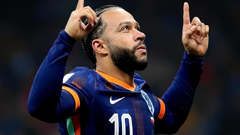 Memphis durante treinamento no Corinthians antes da Copa –