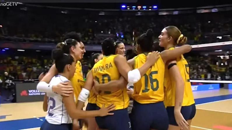Seleção feminina vence jogaço de cinco sets e encerra invencibilidade de 39 partidas da Itália.