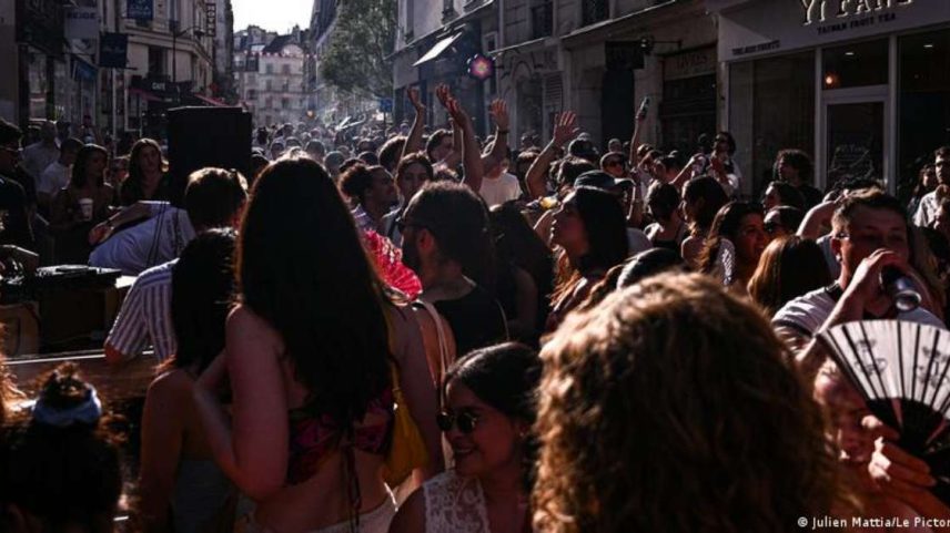 Multidão participa da Fête de la Musique em rua de Paris em 2025
