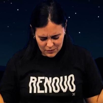 Repórter Suelen Brainer se batiza em igreja evangélica no Recife