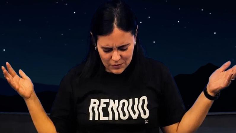Repórter Suelen Brainer se batiza em igreja evangélica no Recife