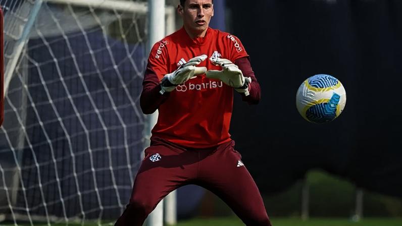 Henrique Menke vira mais uma opção para Pezzolano –