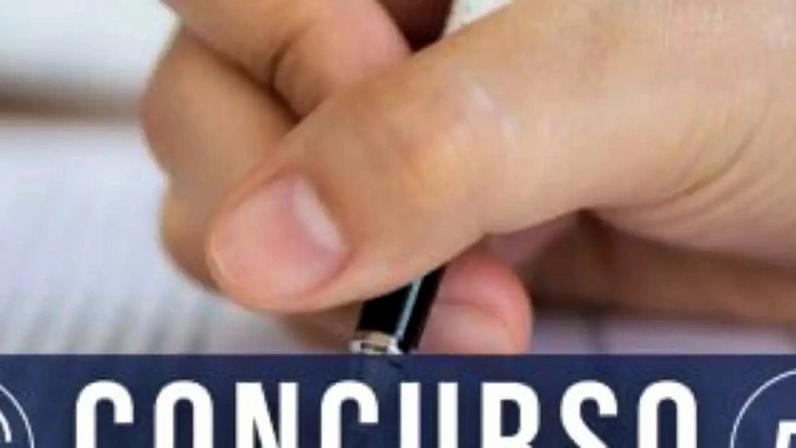 Pessoa fazendo prova de concurso