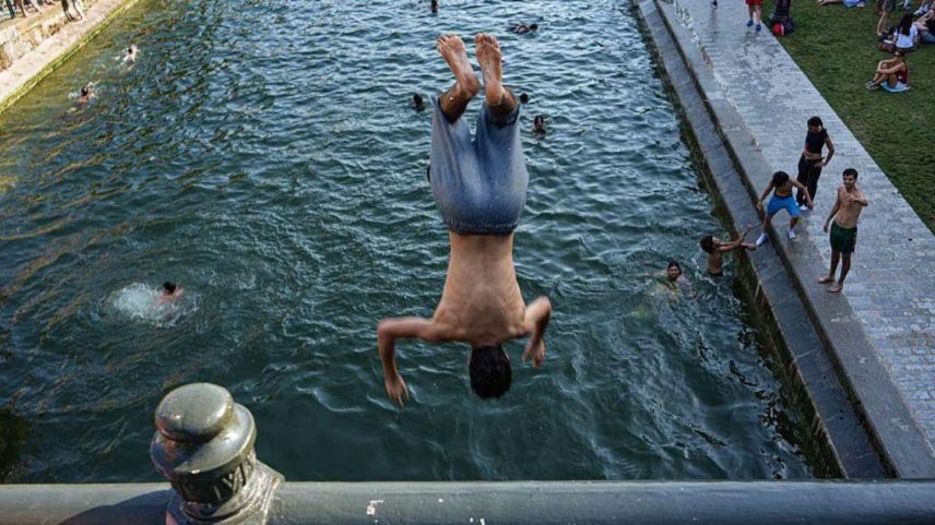 Muitas pessoas têm nadado em canais, lagos e rios durante a atual onda de calor na Europa