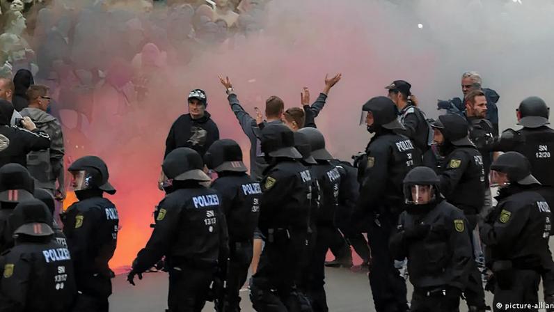 Crimes com motivação política incluem agressão, incêndio criminoso, porte de explosivos e perturbação da paz