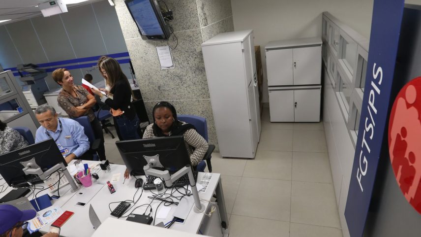 Brasília - Neste sábado, 37 agências da Caixa Econômica Federal do Distrito Federal e entorno estão abertas das 9h às 15h para atendimento exclusivo sobre contas inativas do FGTS (Fabio Rodrigues Pozzebom/Agência Brasil)