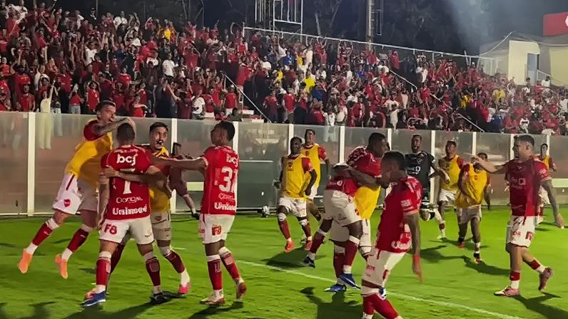 Apesar do sufoco no fim, Vila Nova vence Náutico por 4 a 3 e assume a ponta da Série B.