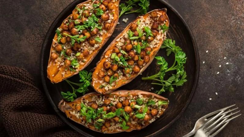 Batata-doce recheada com grão-de-bico e quinoa