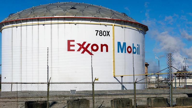 Imagem de fábrica da petrolífera norte-americana ExxonMobil - Metrópoles