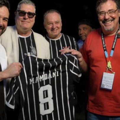 Prefeito de Nova York recebe camisas do Corinthians após falas sobre Sócrates
