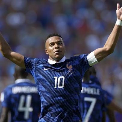 Mbappé marca duas vezes e quebra recordes históricos