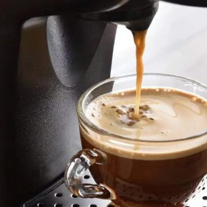 Como higienizar cafeteira de cápsula para evitar larvas no café