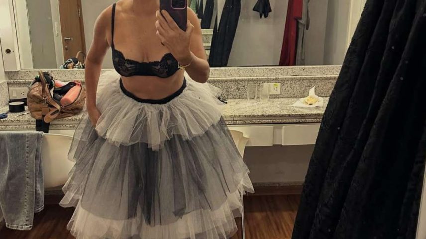 Claudia Ohana de sutiã preto e saia de tule.