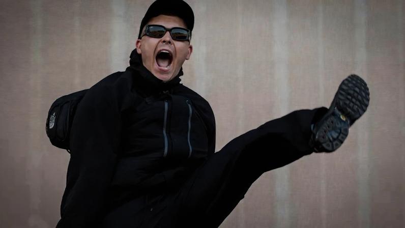 Mo Chara, do Kneecap, durante show em 2025