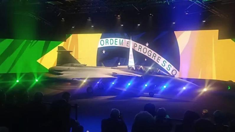 O Gripen F é apresentado pela fabricante Saab na cidade de Linköping, na Suécia