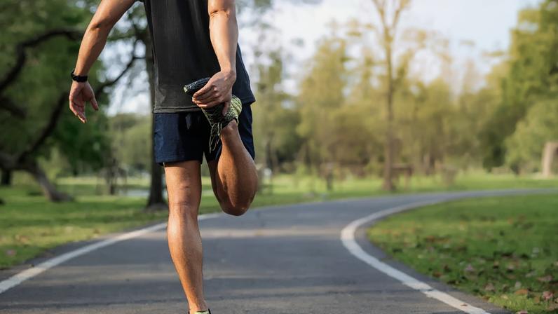 Erros simples de postura podem aumentar o desconforto e comprometer a eficiência da corrida