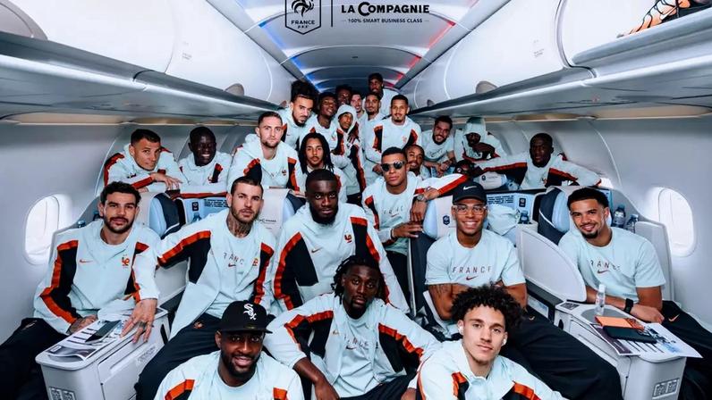 Elenco da França em avião a caminho da Copa do Mundo