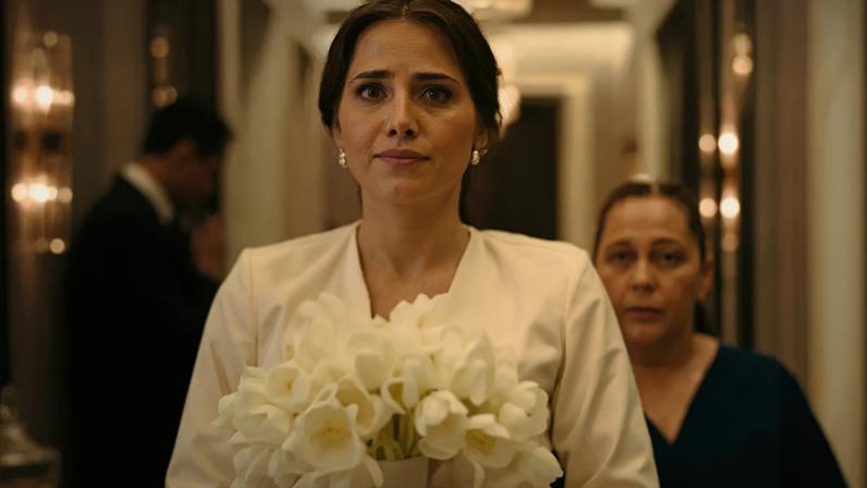 Adriana sobe ao altar na noite desta terça-feira, 2, em 'Quem ama cuida'.