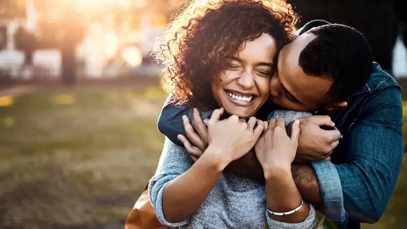 Descubra como o amor estimula a ocitocina, o hormônio capaz de reduzir o estresse, frear o envelhecimento e melhorar a saúde da sua pele