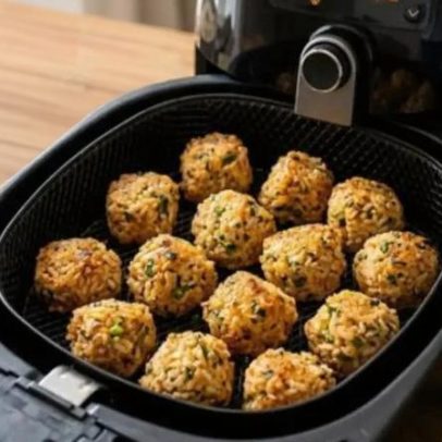 Bolinho de arroz na airfryer é opção saudável para aproveitar sobras