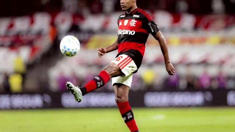 Experiente lateral Alex Sandro tem renovação encaminhada com o Fla –